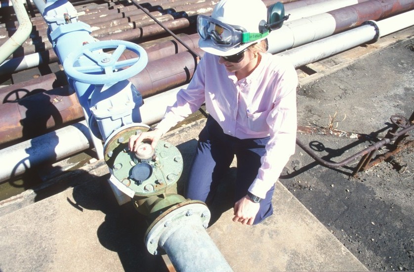 Evonne Metzler, Process Efficiency Engineer at the Shell Refinery, taking proactive water management measures by regularly checking the Shell water meter.